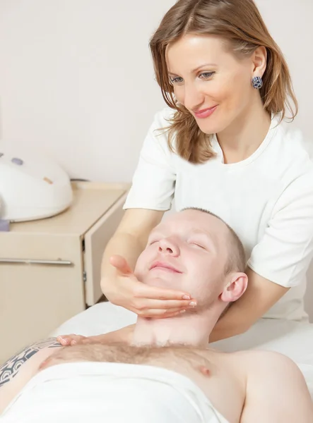 Girl masseuse doing massage — Stock Photo, Image