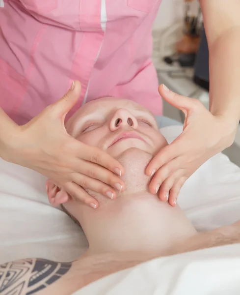 Girl masseuse doing massage — Stock Photo, Image