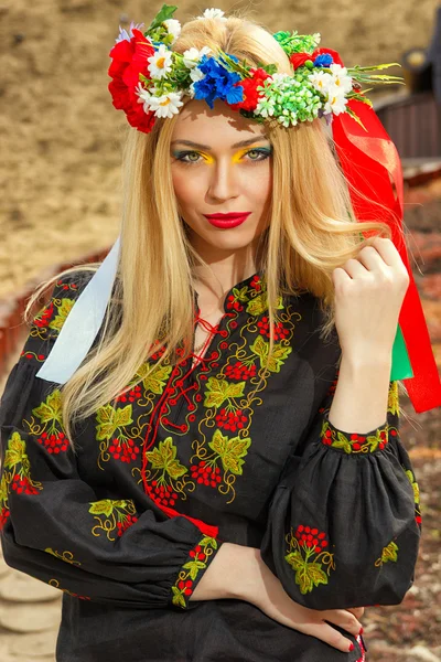 Ukrayna Ulusal elbise poz içinde güzel bir kız