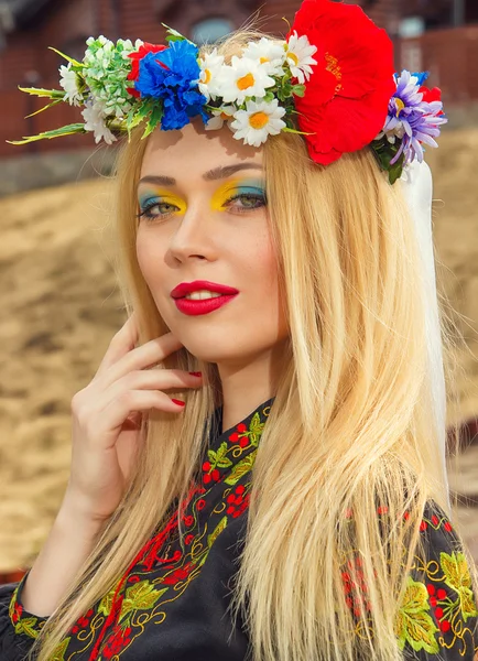 Krásná dívka v ukrajinských národních krojích pózuje — Stock fotografie