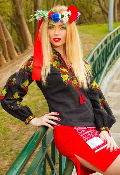 Vacker flicka i ukrainska nationella klänning poserar — Stockfoto