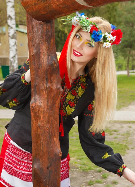 Ukrayna Ulusal elbise poz içinde güzel bir kız
