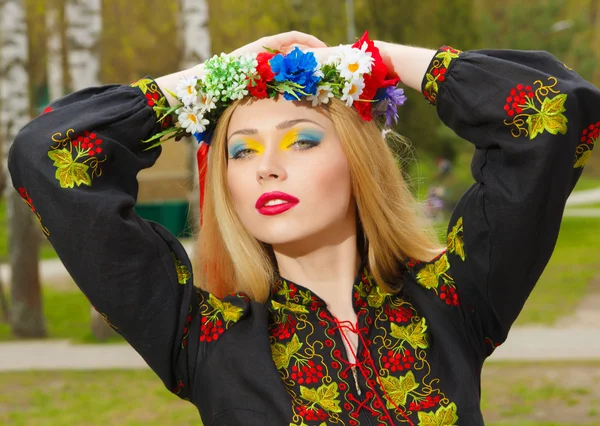 Bella ragazza in abito nazionale ucraino in posa — Foto Stock