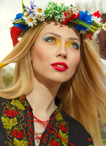 Schönes Mädchen in ukrainischer Nationalkleidung posiert — Stockfoto