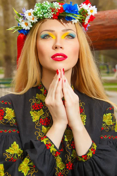 Красиві дівчата в національних українських костюмах позують — стокове фото