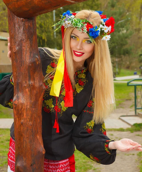 Красивая девушка в украинской национальной одежде позирует — стоковое фото