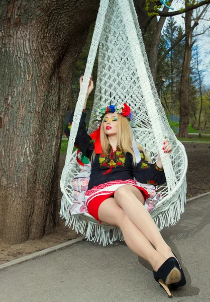 美丽的女孩在乌克兰民族服饰摆姿势 — 图库照片