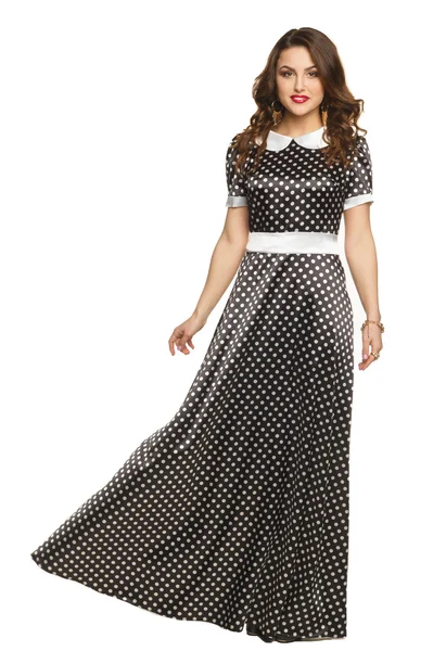 een mooi jong meisje in een lange jurk poseren