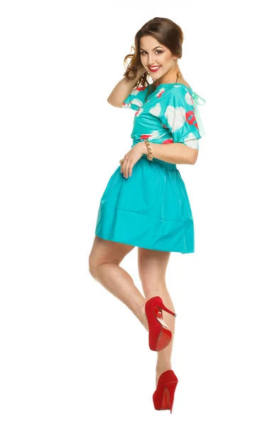Krásná mladá dívka v šatech pózuje — Stock fotografie