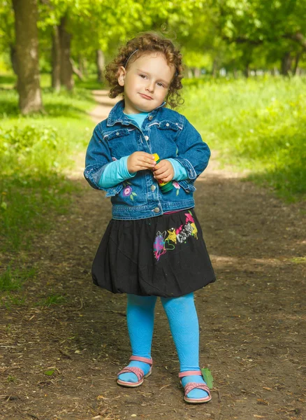 Kleines lockiges Mädchen mit Seifenblasen — Stockfoto