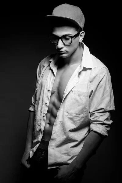चष्मा आणि एक टोपी sh सह काळा आणि पांढरा फोटोग्राफी क्रीडा माणूस — स्टॉक फोटो, इमेज