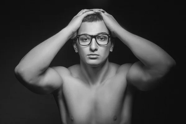 Fotografía en blanco y negro chico deportivo con gafas —  Fotos de Stock