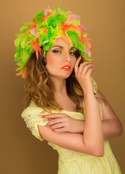Vacker flicka i en färg peruk och vackra upp make up — Stockfoto