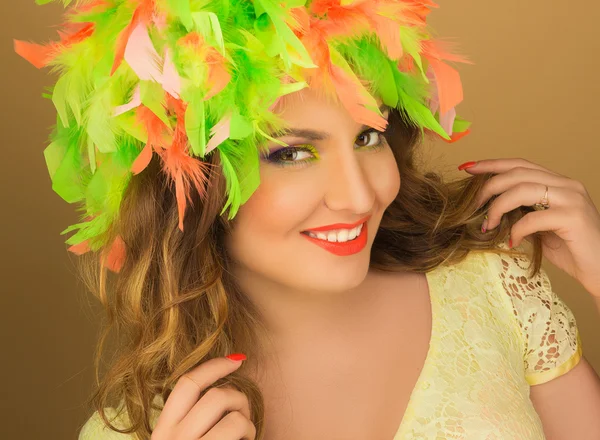 Egy gyönyörű lány, egy színes paróka és gyönyörű fel mak portréja — Stock Fotó