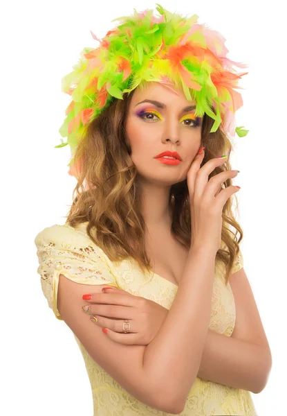 Красива дівчина в кольоровій перуці і красивий макіяж — стокове фото