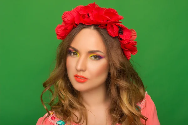 Ritratto di bella ragazza con luminoso up make up e con flowe — Foto Stock