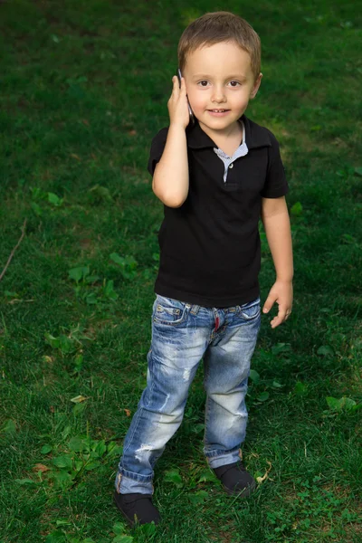 Uśmiechnięty chłopczyk rozmawia przez telefon — Zdjęcie stockowe