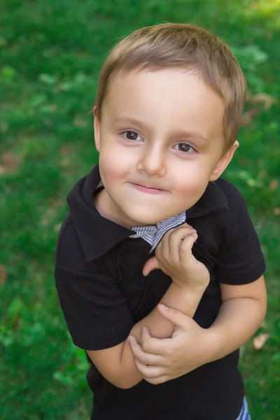 Porträtt av en vacker liten pojke — Stockfoto