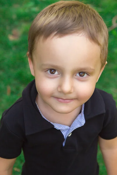 Portret van een prachtige kleine jongen — Stockfoto