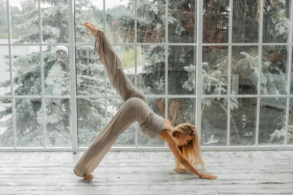 Chica Deportiva Haciendo Yoga Interior Fondo Ventanas Panorámicas — Foto de Stock