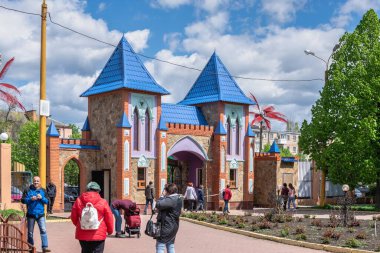 Kropyvnytskyi, Ukrayna 09.05.2021. Güneşli bir bahar gününde şehir parkında Kropyvnytskyi botanik bahçesi
