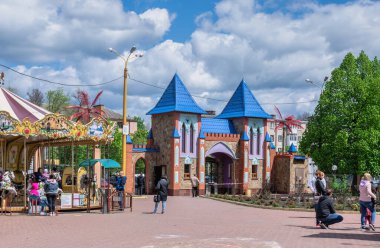 Kropyvnytskyi, Ukrayna 09.05.2021. Güneşli bir bahar gününde şehir parkında Kropyvnytskyi botanik bahçesi