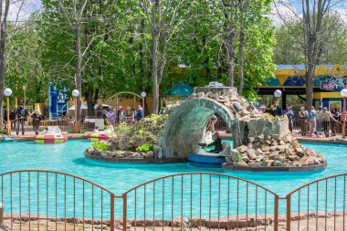 Kropyvnytskyi, Ukrayna 09.05.2021. Güneşli bir bahar gününde şehir parkında Kropyvnytskyi botanik bahçesi