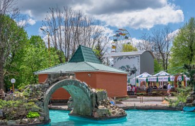 Kropyvnytskyi, Ukrayna 09.05.2021. Güneşli bir bahar gününde şehir parkında Kropyvnytskyi botanik bahçesi