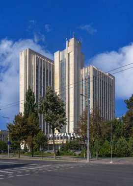 Chisinau, Moldova. 12.09.2021. Moldova 'nın Chisinau kentindeki Bölge Mahkemesi Merkezi, güneşli bir sonbahar gününde