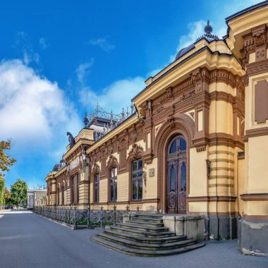 Chisinau, Moldova. 12.09.2021. Moldova 'nın Chisinau kentindeki Bölge Mahkemesi Merkezi, güneşli bir sonbahar gününde