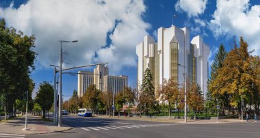 Chisinau, Moldova. 12.09.2021. Moldova 'nın Chisinau kentindeki Bölge Mahkemesi Merkezi, güneşli bir sonbahar gününde