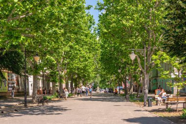 Kherson, Ukrayna 12.09.2021. Alexander Suvorov Ukrayna 'nın Kherson şehrinin merkezinde, güneşli bir yaz gününde yaya caddesi.