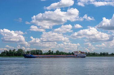 Kherson, Ukrayna 12.09.2021. Güneşli bir yaz gününde Ukrayna, Kherson 'da Dniester Nehri
