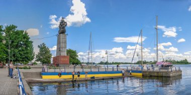 Kherson, Ukrayna 12.09.2021. Güneşli bir yaz gününde Ukrayna, Kherson 'da Dniester Nehri seti.