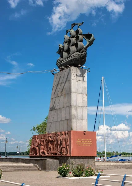 ウクライナ ヘルソン12 2021年 ウクライナのヘルソンにあるドニエスター川堤防の最初の造船所への記念碑 晴れた夏の日 — ストック写真