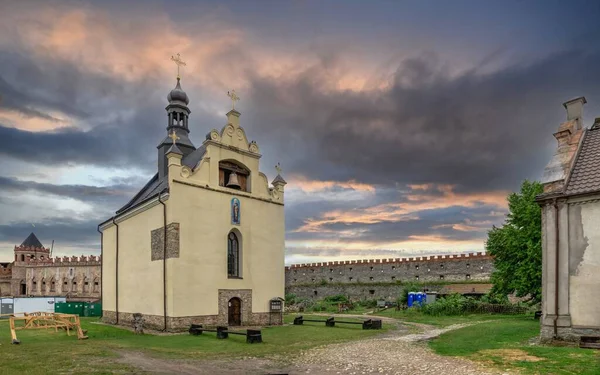 Medzhybish Ukraine 2021 Nicholas Church Territory Medzhybish Fortress Ukraine Cloudy — Stock Photo, Image