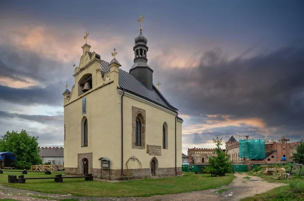 Medzhybish ウクライナ05 2021 聖ニコラス教会は 曇った夏の朝に ウクライナのメドヒビッシュ要塞の領土にあります — ストック写真