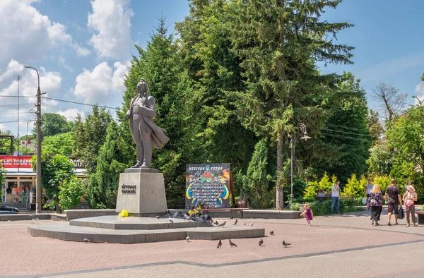 Zolochiv Ukraine 2021 在阳光灿烂的夏日 乌克兰利沃夫地区Vyacheslav Chornovil纪念碑 — 图库照片