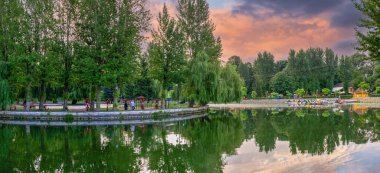 Ternopil, Ukrayna 06.07.2021. Ukrayna 'da bir yaz sabahı Ternopil göleti seti.