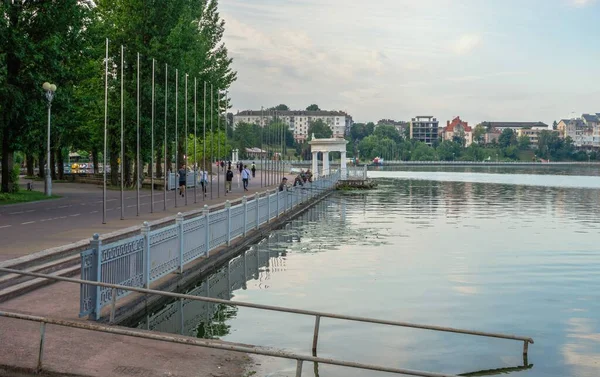 Ternopil Oekraïne 2021 Uitzicht Ternopil Vijver Dijk Een Zomerochtend — Stockfoto