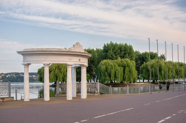 Ternopil ウクライナ06 2021 夏の朝にウクライナのTernopil池の堤防 — ストック写真