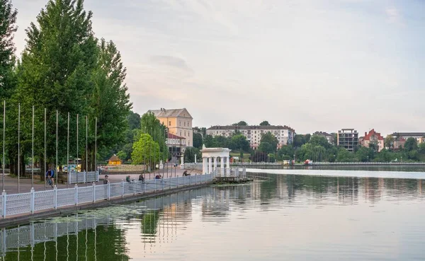 Ternopil Ucrânia 2021 Aterro Lagoa Ternopil Ucrânia Uma Manhã Verão — Fotografia de Stock