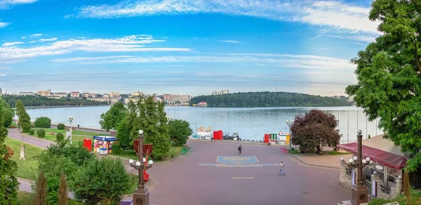 Ternopil Ucraina 2021 Argine Ternopil Stagno Ucraina Una Mattina Estate — Foto Stock