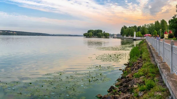 Ternopil Ukrajina 2021 Nábřeží Rybníka Ternopil Ukrajině Letního Rána — Stock fotografie