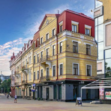 Ternopil, Ukrayna 06.07.2021. Ukrayna 'nın tarihi şehir merkezi Ternopil' in sokakları güneşli bir yaz sabahı