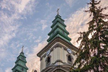 Ternopil, Ukrayna 06.07.2021. Ternopol, Ukrayna 'daki Kutsal Bakire Meryem' in Meryem Ana Kilisesi. Bir yaz sabahı.