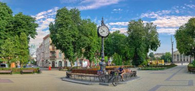 Ternopil, Ukrayna 06.07.2021. Ukrayna, Ternopil 'deki Taras Shevchenko Bulvarı' nda güneşli bir yaz sabahında üçlü saat.