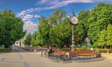 Ternopil, Ukrayna 06.07.2021. Ukrayna, Ternopil 'deki Taras Shevchenko Bulvarı' nda güneşli bir yaz sabahında üçlü saat.