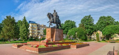 Ternopil, Ukrayna 06.07.2021. Volya Meydan ve Danylo Halytskyi Anıtı Ternopol, Ukrayna 'da güneşli bir yaz sabahı