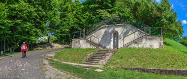 Olesko, Ukrayna 06.07.2021. Ukrayna 'nın Lviv bölgesindeki Olesko Kalesi güneşli bir yaz gününde